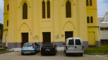 Horogkereszteket festettek a tapolcai volt zsinagógára és a Fidesz helyi irodájára