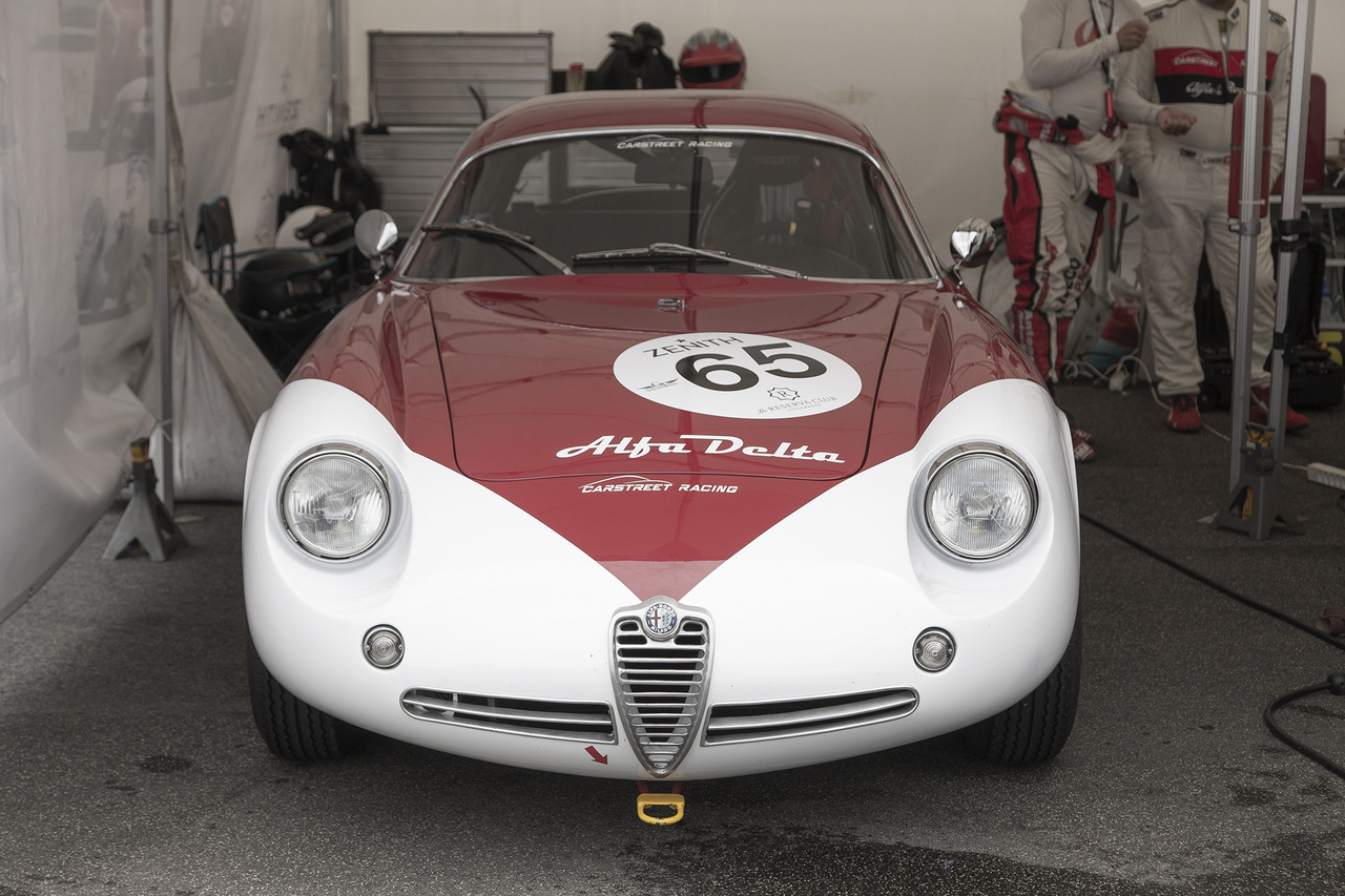 Ha az autónevek szépségversenyét is meghirdetnék, az Alfa Romeo Giulietta SZ (Sprint Zagato) Coda Tronca, 1962-ből egészen biztosan dobogóra esélyes lenne. A kis gyösz 1300-as motorból akkoriban 97 lóerős teljesítményt tudtak kipréselni, ami nem is volt olyan kevés a nem egészen 860 kg-os tömeghez képest. Ma egészen jutányos, 2-300 millió forintos áron is hozzájuthatunk egy-egy keveset futott, sérülésmentes, svájci orvosfeleség által nagymamát hétvégén templomba hurcolós, megkímélt példányhoz
