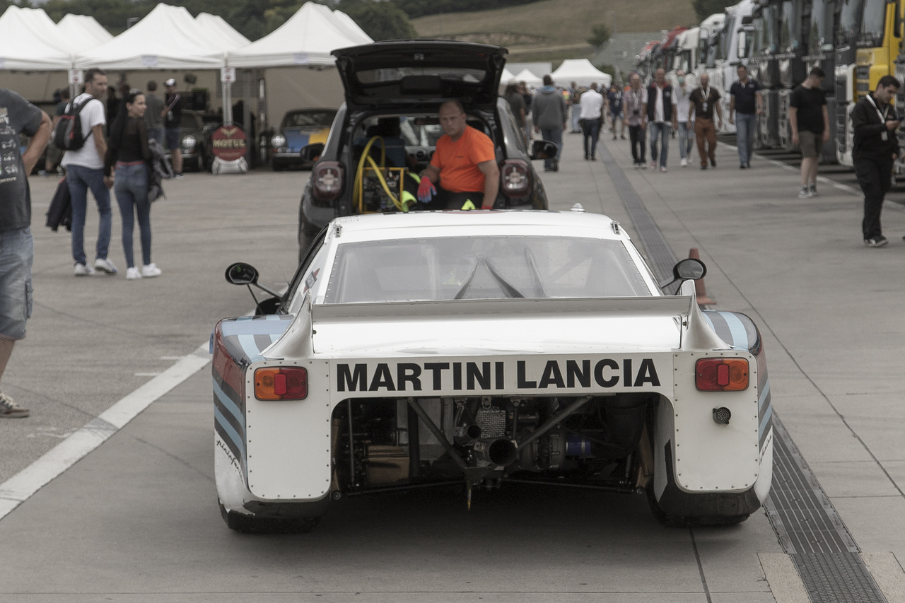 Van, hogy a Lancia Beta Martini Racing is feladja a harcot, ilyenkor bizony jól jön a modern technika, hogy mielőbb a boxba jusson és folytathassa a küzdelmet