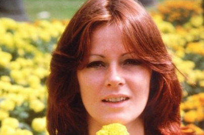 74 éves az ABBA Fridája - Az együttes vörös hajú énekesnője így néz ki most