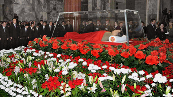 Elfogyott a pénz Kim Ir Szen és Kim Dzsongil holttestének bebalzsamozására?