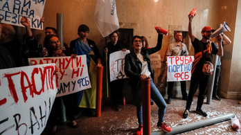 Símaszkban és poroltókkal hatoltak be Porosenko hívei az ukrán nyomozóiroda épületébe