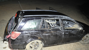 A Dunába gurult autó sofőrje szerint mozgáskorlátozott öccse engedte ki a kéziféket