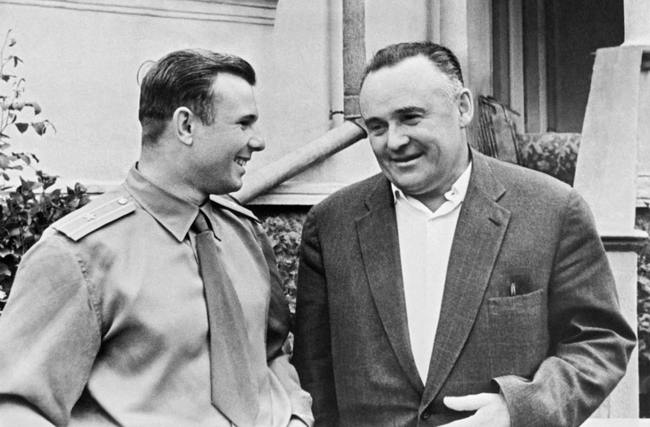 Szergej Koroljov, a titokzatos Főkonstruktőr (jobbra) és Jurij Gagarin