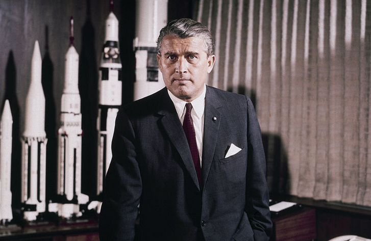 Wernher von Braun a Marshall Space Flight Center-beli íróasztalánál az űrverseny közepén, 1964-ben