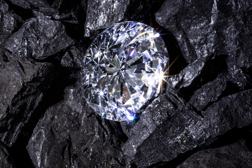 Sosem találtak még ilyen óriási gyémántot Európában: fotón a gigantikus kő