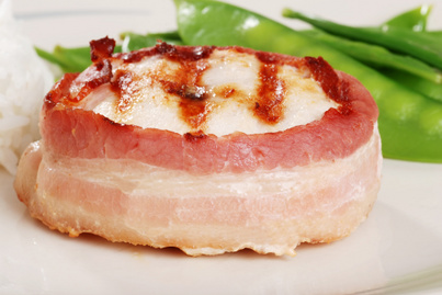 Baconbe tekert csirkefalatok sok sajttal: kívül roppanós, belül szaftos