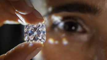 Megtilthatják a NAV-osoknak, hogy aranyat, gyémántot és mobilt tartsanak maguknál