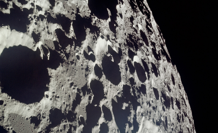 Kép a Hold nem épp barátságos oldaláról. július 21-én, a hazaút napján készült, de a távolságból ítélve ezt valószínű Armstrongék lőtték a holdkompból és nem Collins a Columbiából