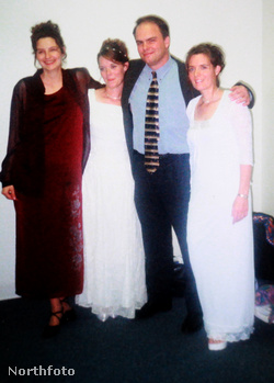 Esküvői fotó 2000-ből: az ikrek közül a másik, Valerie is hozzáment Joe-hoz