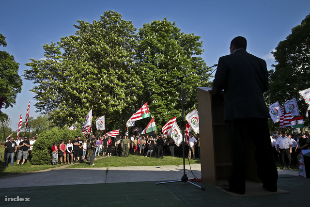 A berzéki polgármesteri hivatal előtt demonstrált a Jobbik