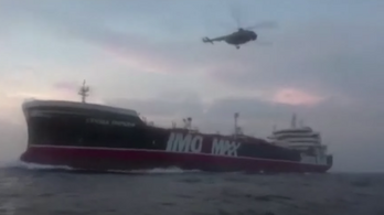 Videón látható, ahogy az iráni Forradalmi Gárda kommandósai elfoglalják a brit hajót