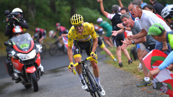 Tour de France: A sárga trikós megrogyott a parádés szakaszon, de még mindig ő vezet