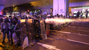 Maszkos ellentüntetők támadtak a kormányellenes demonstrálókra Hongkongban