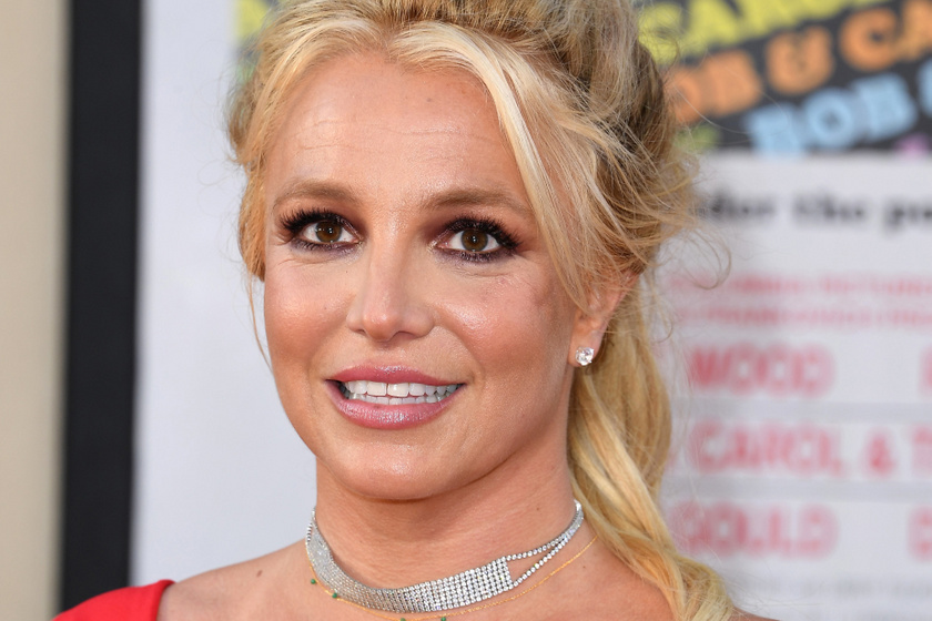 Britney Spears tűzpiros ruhában pózolt a premieren - Ideg-összeroppanása óta először jelent meg