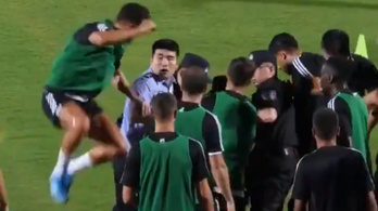 C. Ronaldo poénból ráugrott a túlerőben intézkedő kínai rendőrre