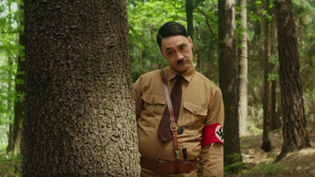 Adolf Hitlerrel és Scarlett Johanssonnal rabolja el a szíveket Taika Waititi