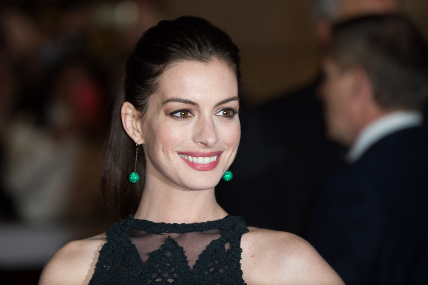 Hónapokig titkolta terhességét Anne Hathaway - Már óriási a pocakja