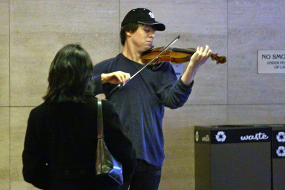 Egy washingtoni metró aluljáróban játszott a Grammy-díjas hegedűművész