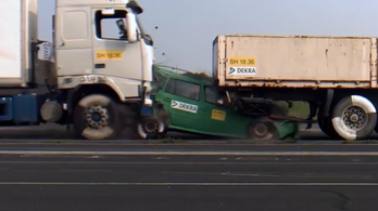 Sokkolja a netezőket a nyilvánvaló: két kamion közé szorulni nem életbarát
