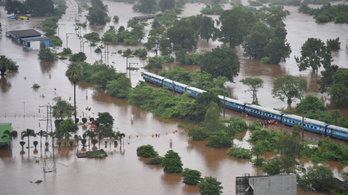 Ezer embert mentettek ki a víz fogságába esett indiai vonatból