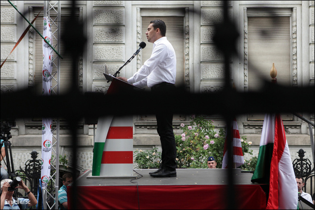 Vona Gábor a Fidesz székháza előtt oligarcházott.
