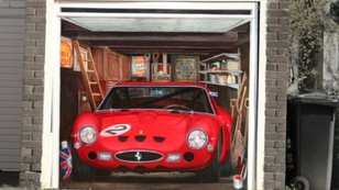 Ferrarit festett garázsajtajára