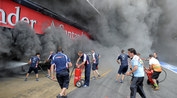 Benzinrobbanás, nagy tűz, 31 sérült a Williams-boxban a Spanyol GP-n