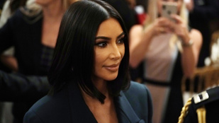 Kim Kardashian elítéltekkel szelfizett a börtönben