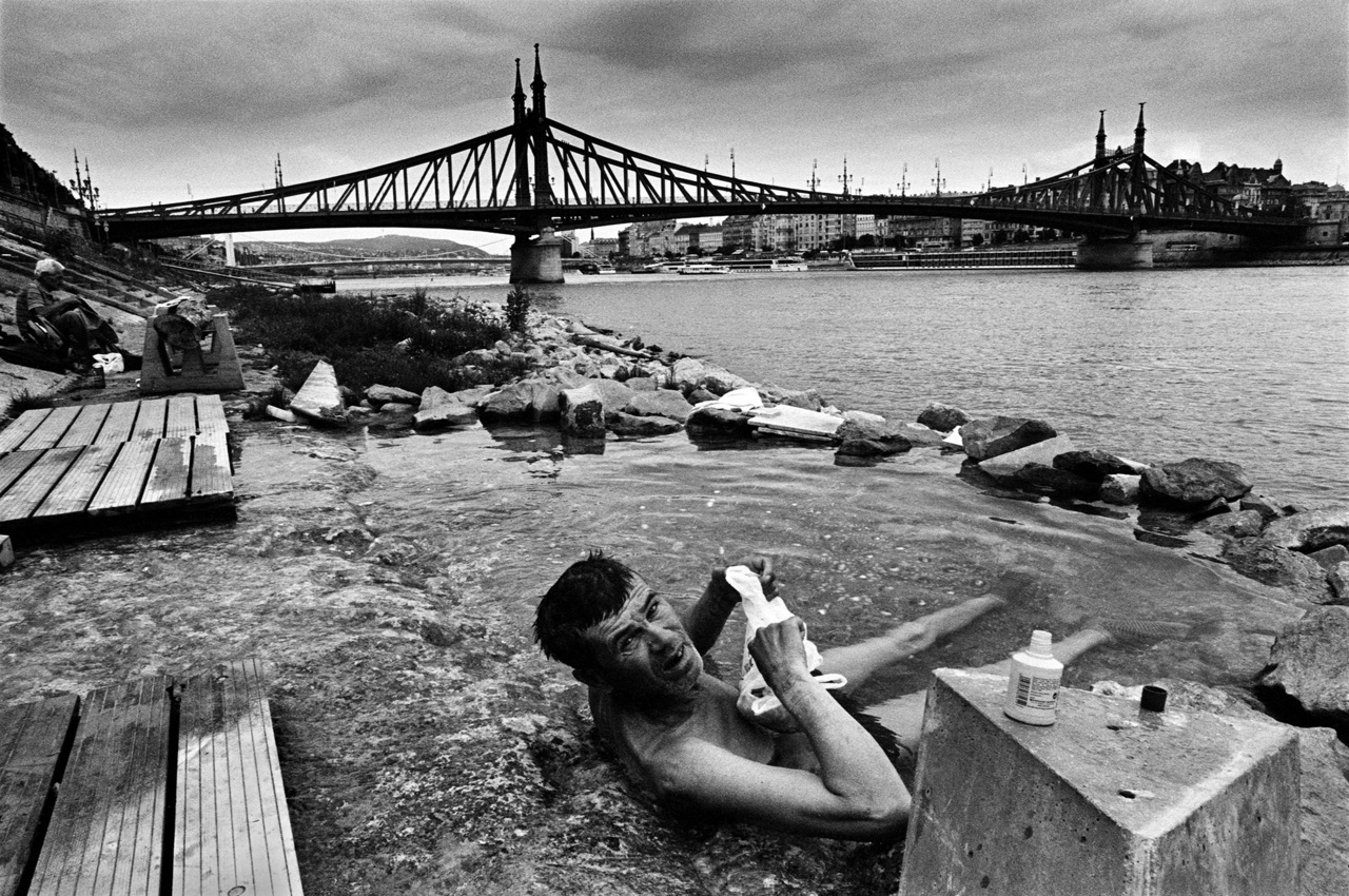 Fürdőző hajléktalan a budai alsó rakparton, Budapesten.A Földön 1,2 milliárd ember él a víz közvetlen közelében. Kapcsolatukat és túlélésüket is a víz minősége határozza meg, ami a fotós szerint „évtizedről évtizedre egyre rosszabb.” 