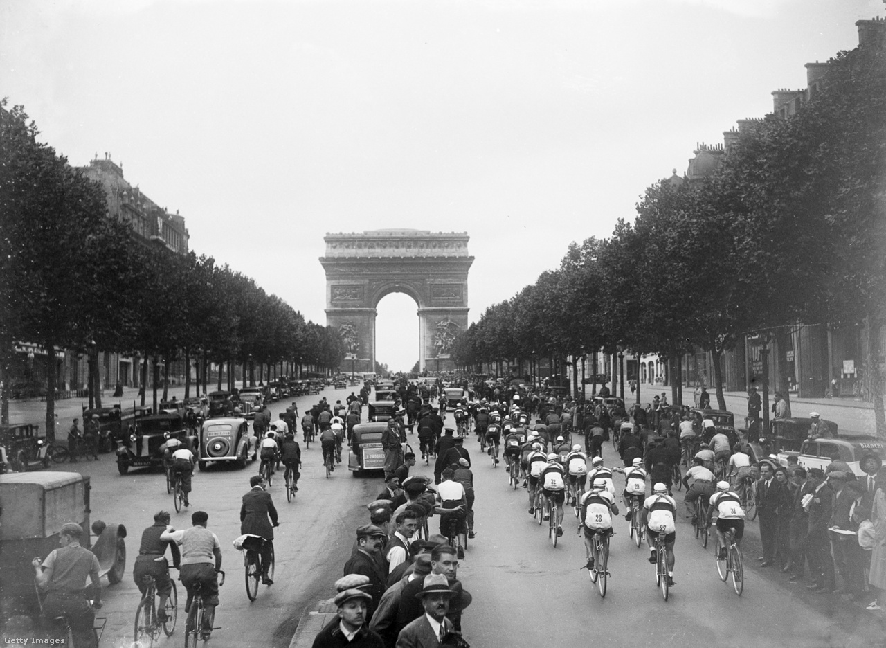 A párizsi Champs Élysées-i befutó már úgy hozzánőtt a Tourhoz, mint a sárga trikó, de nem volt mindig itt az utolsó szakasz célja. Korábban is járt arra a mezőny, mint például 1935-ben, de csak 1975 óta állandósult zárószakaszként. 