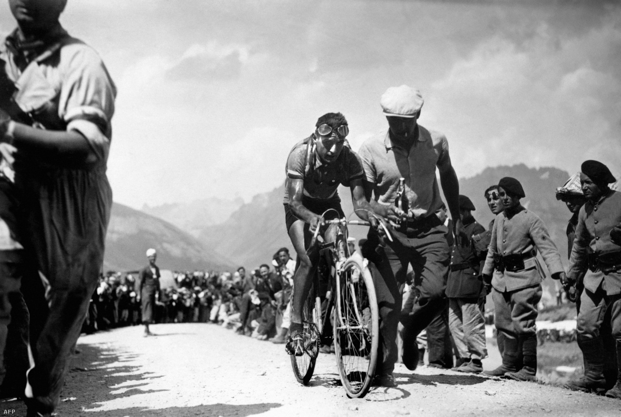 A verseny egyik rettegett hegye még ma is a Col du Galibier, amit először 1911-ben másztak meg a bringások. Az Alpokban található csúcs időről időre bekerül a programba, ma már annyival könnyebb a helyzetük a versenyzőknek, hogy burkoltak az utak. A hőskorban még a port nyelte mindenki a 2556 méter csúcs felé tartva. 1934-ben a hetedik szakaszon René Vietto bukott át először a csúcson. A hegyi hágó déli bejáratánál pedig a Tour alapítójának, Henri Desgrange-nak áll az emlékműve.