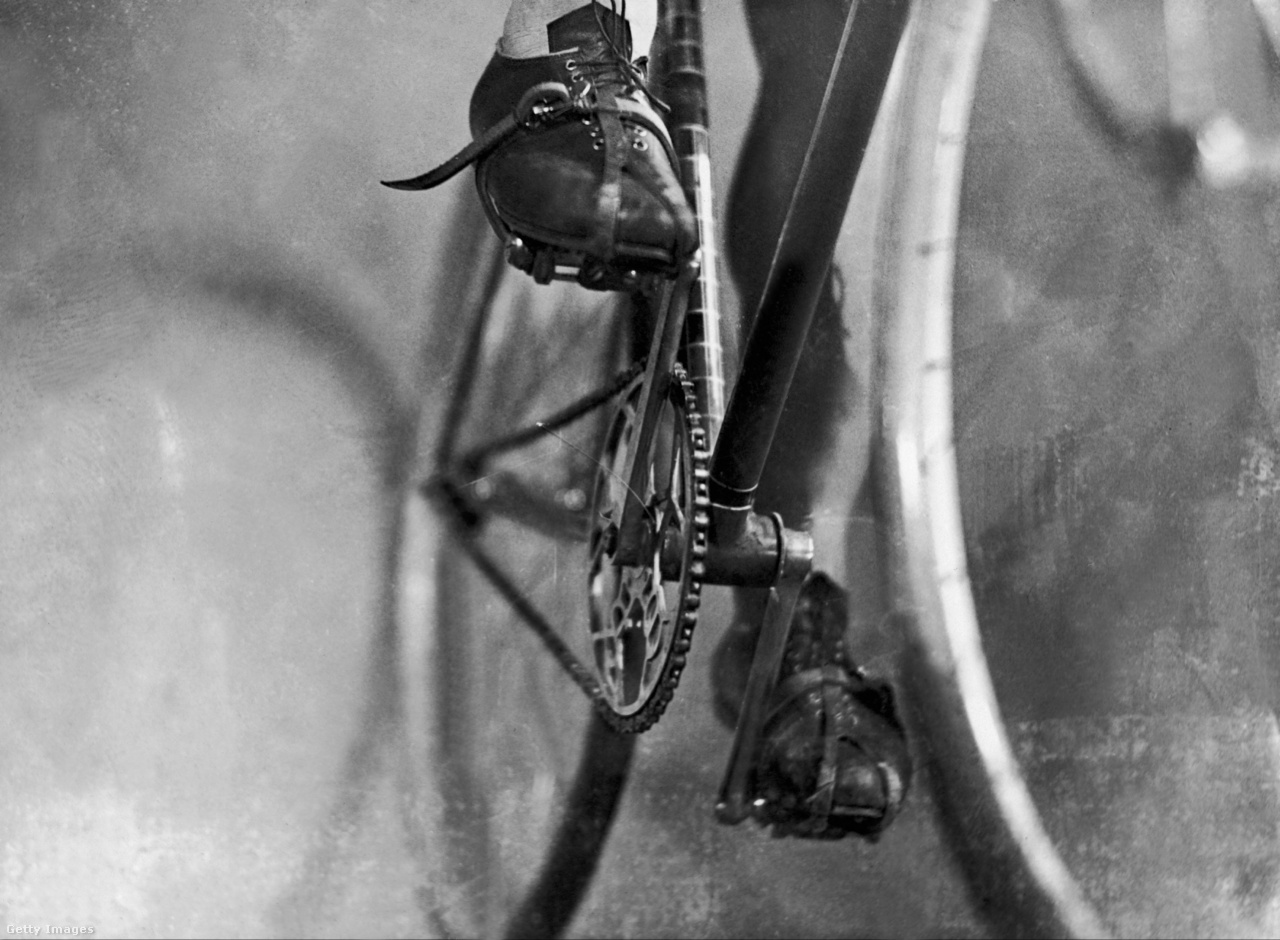 A Tour de France-t kitaláló és sokáig szervező Henri Desgrange-t sok kerékpárversenyző a pokolra kívánta a szigorú szabályai és a lehetetlenül kemény szakaszai miatt. Desgrange volt az, aki 1937-ig tiltotta a váltórendszerek használatát, pedig már 1903-ban is léteztek azok. Így gyakorlatilag egysebességes bringákkal teljesítették a szakaszokat. 