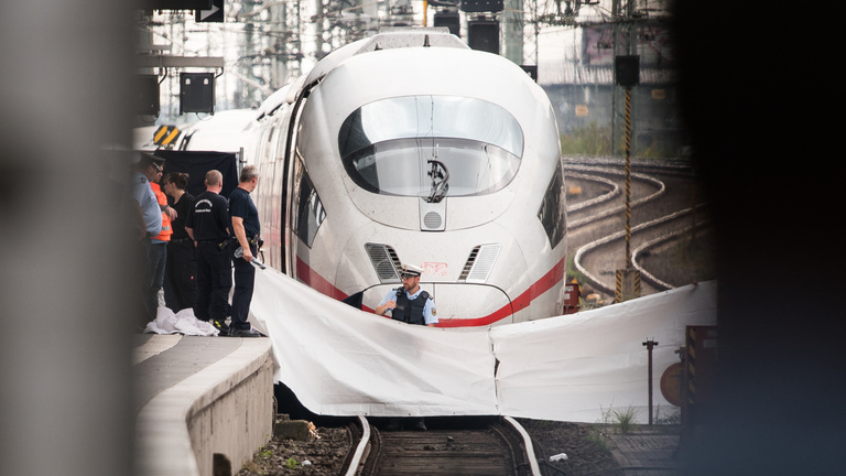 A vonat elé lökött gyerek miatt elszakadt a cérna Németországban