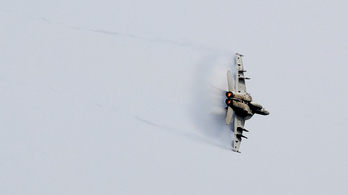 Balesetet szenvedett egy F-18-as vadászgép Kaliforniában, nincs hír a pilótáról