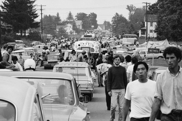 Az ifjú szubkultúra tagjai, azaz másnéven hippik sétálnak a Woodstock Fesztiválra 1969 augusztusában