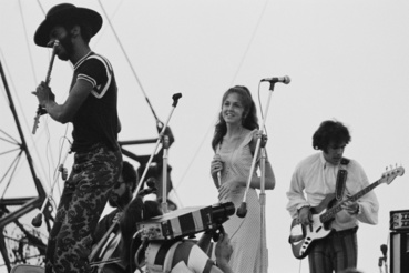 Sweetwater zenekar a színpadon, balról-jobbra:  Albert Moore, August Burns (cselló), Nancy Nevins és Fred Herrera