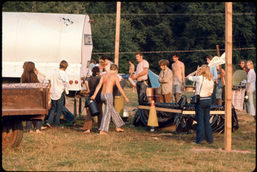 Sorban állnak vízért a fesztiválon az egyik tejes kocsiból átalakított kamionnál az öt közül a Woodstock Fesztiválon