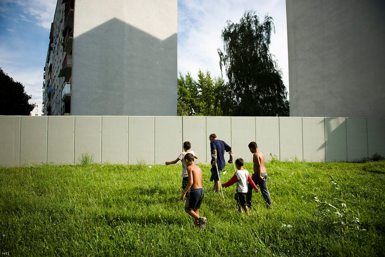 Romák sétálnak a betonfal felé a szlovákiai Mihalovcében (Nagymihály), 2010-ben. A közeli panelházakban lakó nagyjából 50 család szorgalmazta, hogy emeljék fel ezt az 500 méter hosszú, 2 méter magas falat, elválasztva ezzel a helyi cigánytelepet, amit szerintük elárasztott a szemét. A romák tiltakoznak a fal ellen, amit meg kell kerülniük. Szlovákiában több városban is épültek hasonló falak, a hivatalos indokok sportolási vagy éppen balesetvédelmi okokra hivatkoztak.