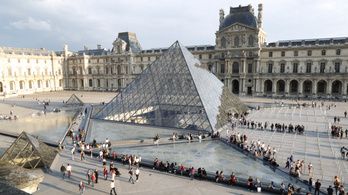 Túl nagy a tömeg a Louvre-ban, kötelező lesz előre helyet foglalni