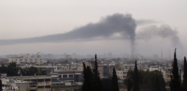 A kormányerők csütörtökön is hevesen bombázták a közép-szíriai Homsz városának lázadó negyedeit, különösen Bába-Amrt, amit hatalmas robbanások ráztak meg, és minden kommunikációs kapcsolat megszakadt a területen tartózkodókkal.