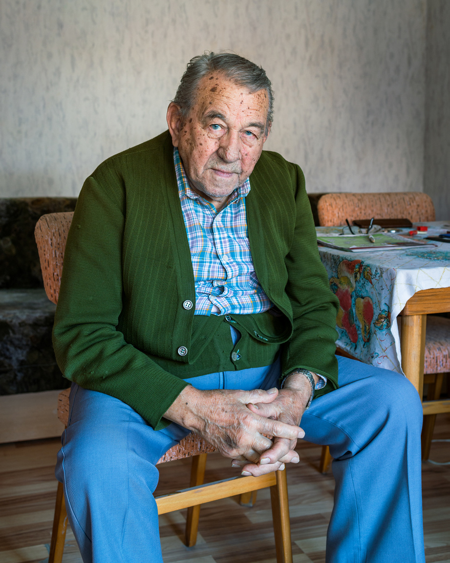 Paul, 2018
                        Amíg Magyarországon volt Fullbright ösztöndíjasként, Marchetti többször is készített portrét olyan magyar férfiakról, akik annyi idősek lehetnek, mint amennyi a saját nagyapja lenne, ha még élne. Az összes ilyen fotó a Paul címet kapta.  
                        A sorozat Pauljai "vizuális helyettesítők", "beugrók", akik a családtörténet hiányzó szereplőjét hivatottak pótolni.
                        A fotós ezeket a portrékat tartja a kedvenceinek a sorozatból, mivel a portrék már  technikai és konceptuális értelemben is  előrelépést jelentenek a korábbi munkáihoz képest.