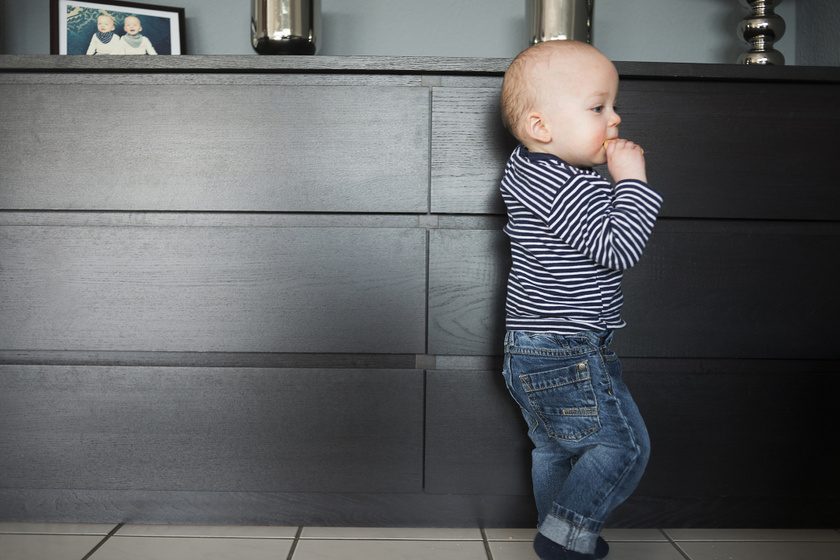 Miért baj, ha nem mászik, hanem egyből feláll a baba? A tanulási képességeire is hathat