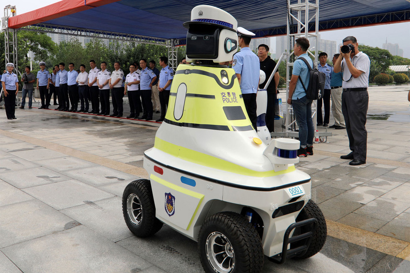 Rendőrök helyett robotjárőröket küldenek az utcára: mi lesz a dolguk?