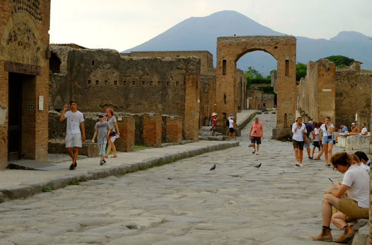 Pompeji, háttérben a Vezúvval, ami elpusztította