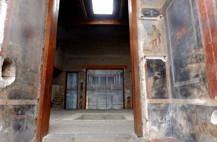 Nem rossz a szoba, de mennyire feláll már a csávónak ott jobbra! A pompeji kultúra egyik vaskos oszlopa (lol) a pénisz-fétis