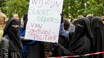 Burkában tüntettek a burkatilalom ellen
