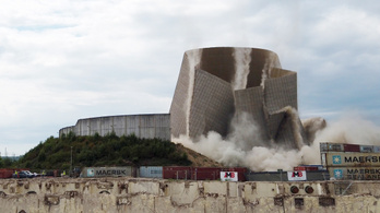 Atomerőmű hűtőtornyát rombolták le Németországban