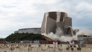 Atomerőmű hűtőtornyát robbantották fel Németországban