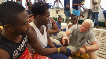 Richard Gere menekülteknek vitt élelmet a nyaralása alatt